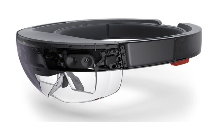 玩家需要配戴 Hololens 才能看到 AR 的畫面。