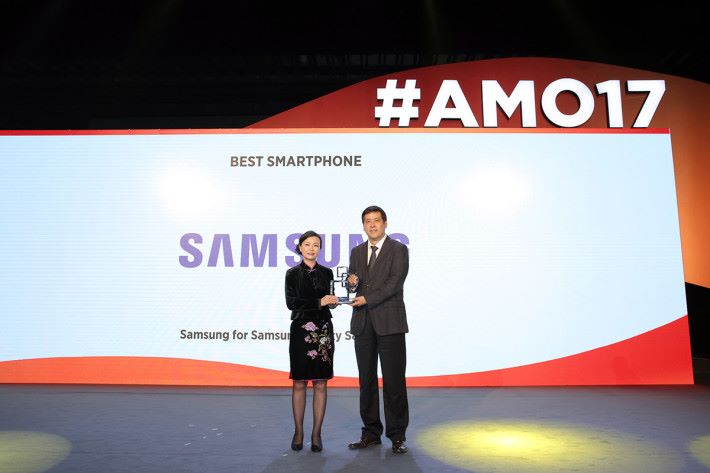 於上海舉行的 MWC Shanghai 2017 中，Galaxy S8 及 S8+ 獲得了「最佳智能手機獎」。
