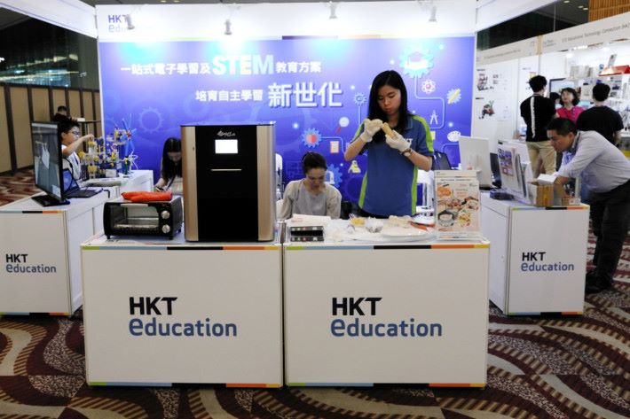 HKT education 的食物打印機，讓學生們從圖案製作，到實質製成食物逐一包辦。