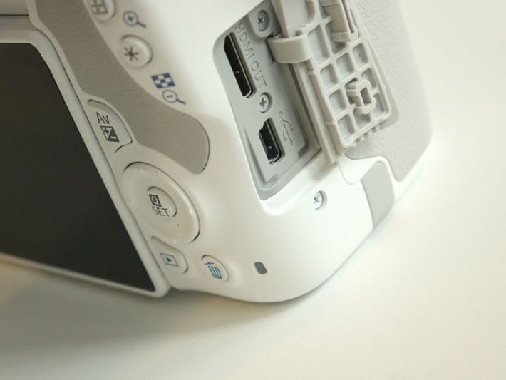200D 設有 C 型 HDMI 輸出端子及 USB 2.0 數碼端子。