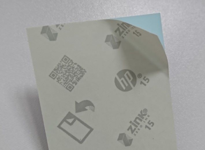 HP Zink 相紙可以撕走背面變成貼紙相。