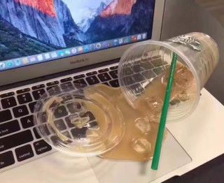 整杯 Starbucks 倒在我的 MacBook Air 上怎麼辦？