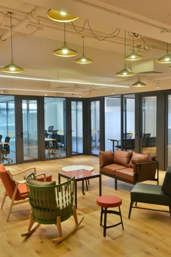 大部分樓層設辦公室，中間部分為流動工作桌和共用空間。