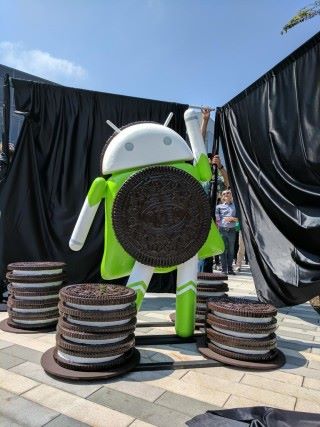 一如以往，Android Oreo 發布時同樣在 Google 總部擺設Android Oreo 女俠的塑像。 