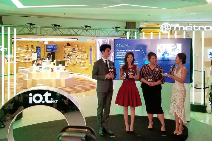 io.t by HKT 開幕，更邀得王浩信、胡定欣與鄭欣宜作嘉賓，一齊參觀概念店。