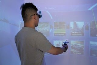  VirCube 可同時支援多人在空間內使用，只要戴上 3D 眼鏡即可。其中一人控制視角活動。