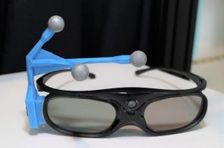 感光儀器定位技術識別 3D 眼鏡上的三點標式。