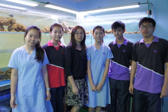 海洋科技研習中心團隊的部分成員，（左起） 學生陳嘉稀、雷詠琳、方麗萍老師、學生嚴凱彤、郭彥聰和楊永聰。