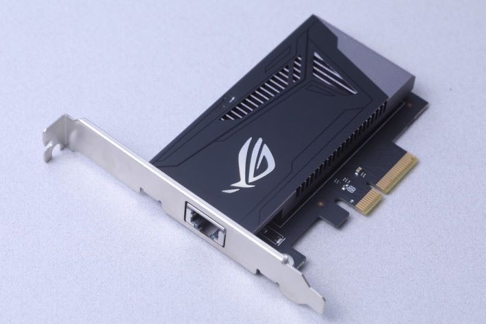 ROG AREION 10G 網絡卡也是配件之一，採用 PCI-E 3.0 x4 介面。