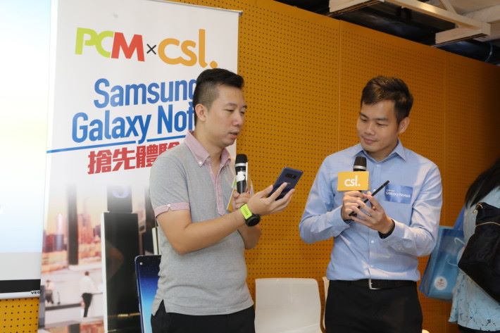 Samsung 派出代表為大家詳細講解 Note8 各樣特色功能，而《PCM》編輯Martin（左）亦在場同大家分享利用 Note8 輔助日常工作時有什麼好處。