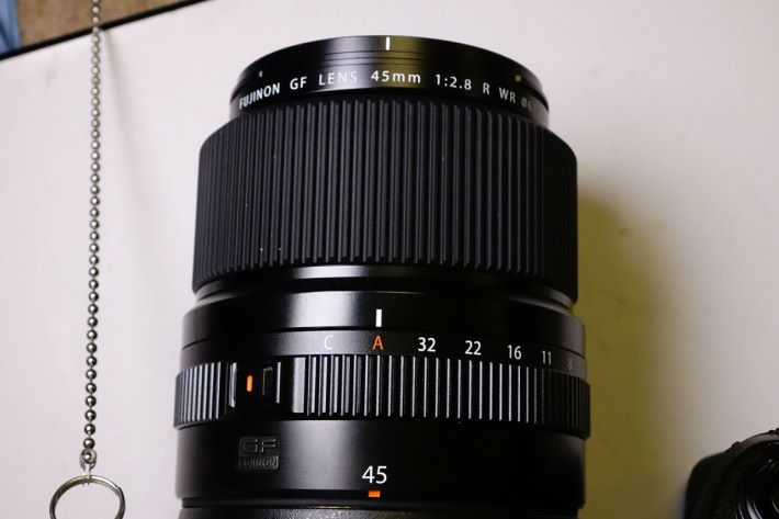 GF45mm f/2.8 的相對焦距為 36mm，鏡身細小。