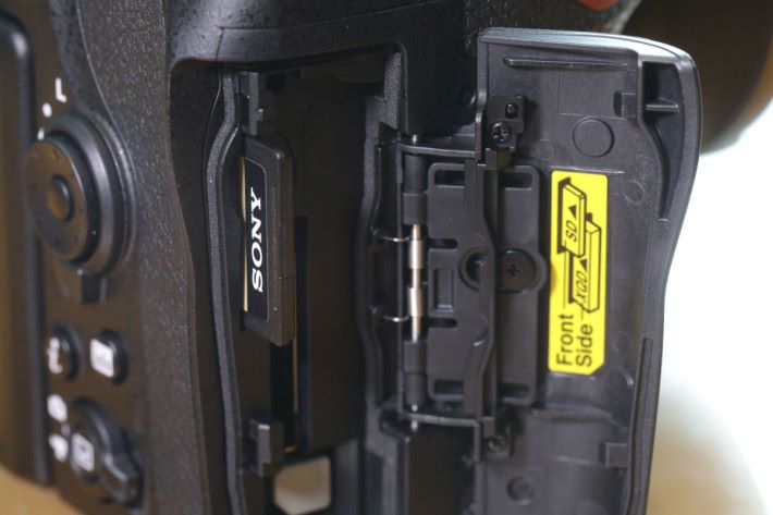D850 有兩個插卡槽，包括 XQD 卡及 SD ／ SDHC ／ SDXC 記憶卡。