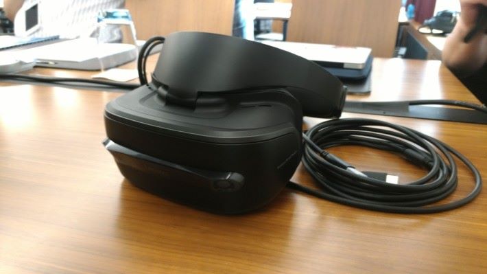 Lenovo Explorer 與各款 VR 眼鏡相似，不過重量明顯較輕，更方便佩戴。