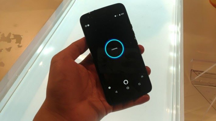 Moto X4 整合 Amazon Alexa 的語音助理，用戶可透過聲音指令，直接查詢資料或改變手機設定。