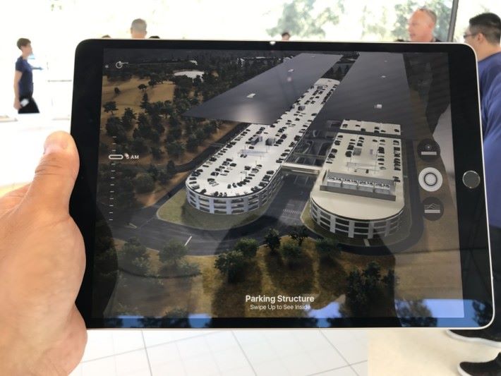 用 iPad 的鏡頭影著 3D 地形便能看到 Apple Park 的情況，甚至可「揭」起車場看內裡情況。