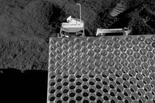 阿波羅十五號的回向反射器，由許多角反射器為單位組成。