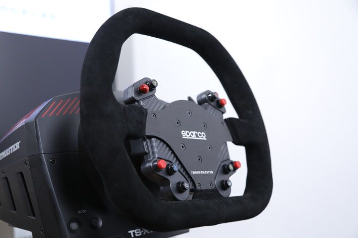 軚盤組完全參照 Sparco P310 設計，無論一般賽車或方程式賽車，也能提供逼真的操作效果。