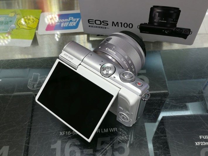Canon EOS M100 白色配銀色機身。