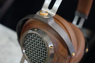 Die-cast技術製作的金屬支架加上每個細節，可見這旗艦級耳機的功力。