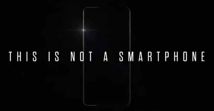 HUAWEI 於片段中聲這「This is not a Smartphone」，並只見四邊外框。