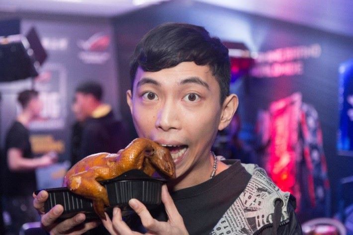 優勝選手 SHALAO_HK 賽後吃著 " chicken dinner " 成為香港第一個「食雞王」。