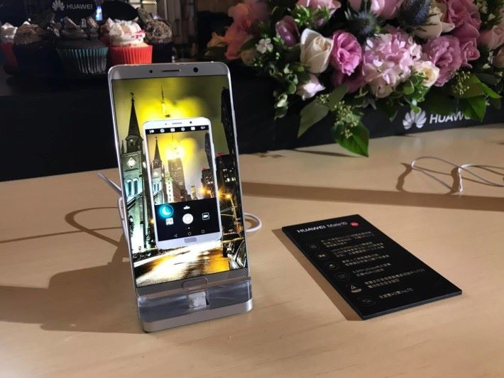 HUAWEI 最新的旗艦手機 Mate 10 屏幕解像度高達2K。