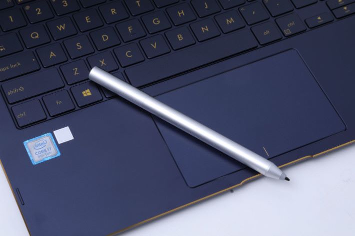 ASUS Pen 只有 22g 重，久握都不覺累，上有按鍵做擦膠及 Right Click 功能。
