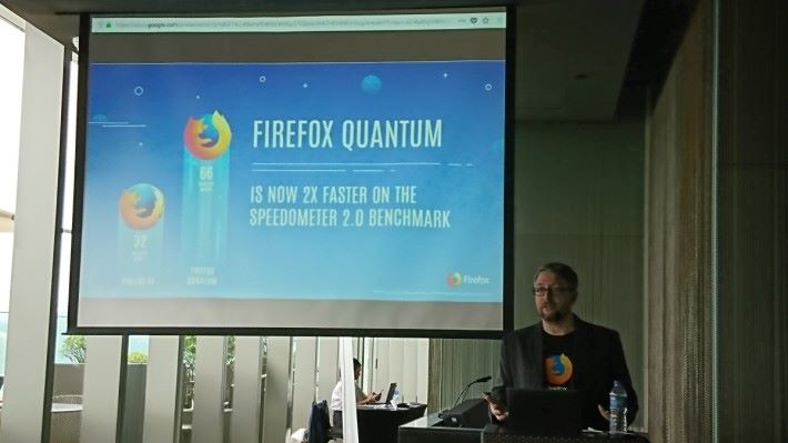 Mozilla 核心瀏覽器產品管理總監 Jeff Griffiths 在記者會介紹 Firefox Quantum。