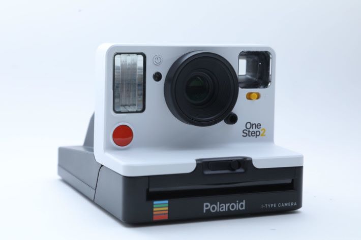 Polaroid OneStep 2 的外型仿照30年前的前代外型製造。