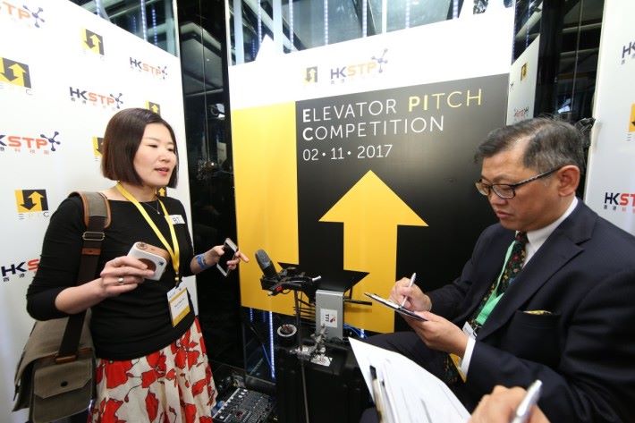 電梯募投第二年由香港科技園公司主辦，同樣 100 支創業團隊在 ICC 的 60 秒電梯旅程演示。