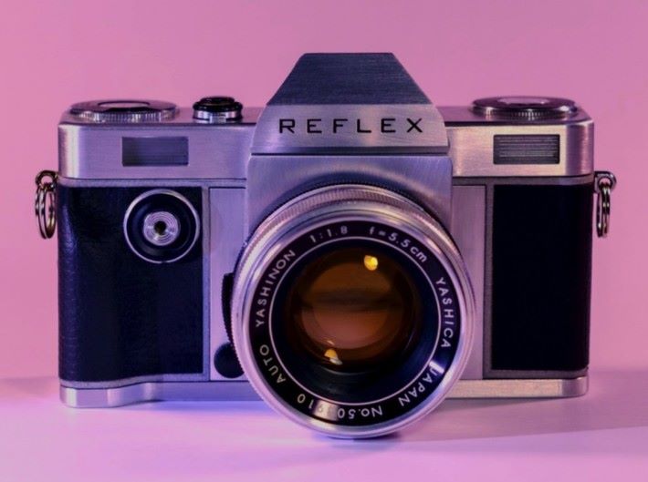 REFLEX 相機的外形與一般 135 菲林相機無異。