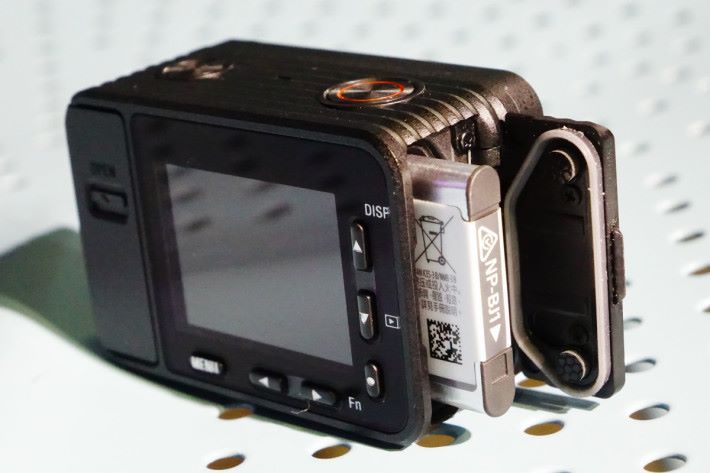 細小的電池最長支援 RX0 連續錄製約 35 分鐘影片。