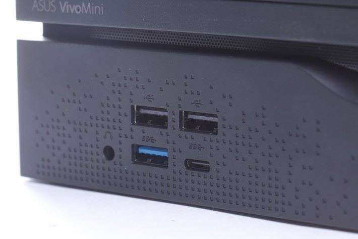 前後位置提供多達四組 USB 端子及一組 USB Type-C 端子，也有齊常用的 HDMI 與 DVI 端子，方便接駁各種周邊配件。