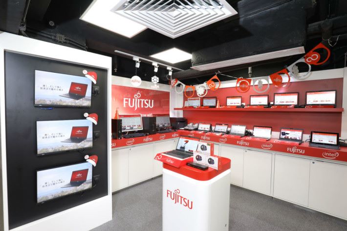 Fujitsu 專門店為香港總代理開設，售賣 Notebook、桌上電腦、防雷拖板、360 相機及外置電池等，型號較一般零售店齊全，更可幫顧客訂購一些香港沒有進貨的型號。舊顧客想訂 Notebook 電池等配件，在這裡會處理得比較快，產品出現故障亦可詢問店員，還有代送壞機去維修的服務。 