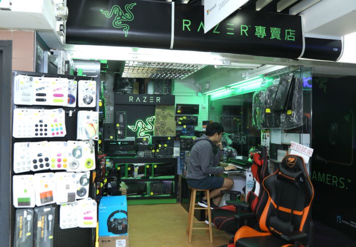 Razer 專賣店，旺角電腦中心 1 樓 120 號鋪。