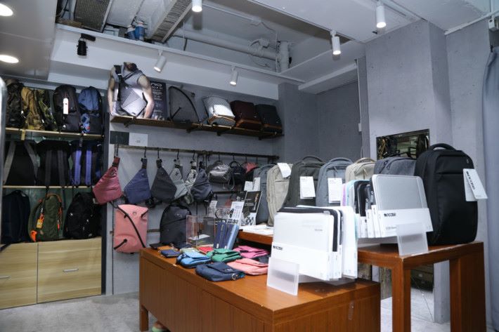 此手袋專賣店位於旺角電腦中心 2 樓 221 號店。