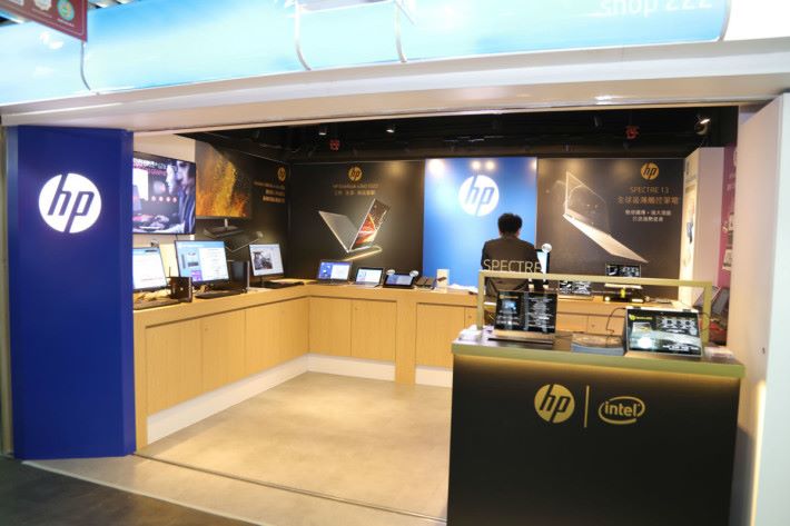 HP 專門店，旺角電腦中心 2 樓 222 號鋪。