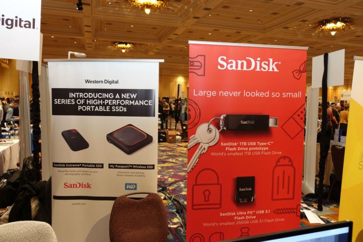 除了這款 USB 外，SanDisk 的母公司 Western Digital 亦發表了多款儲存產品。（PCM Dick Sir 於 CES 現場拍攝。）