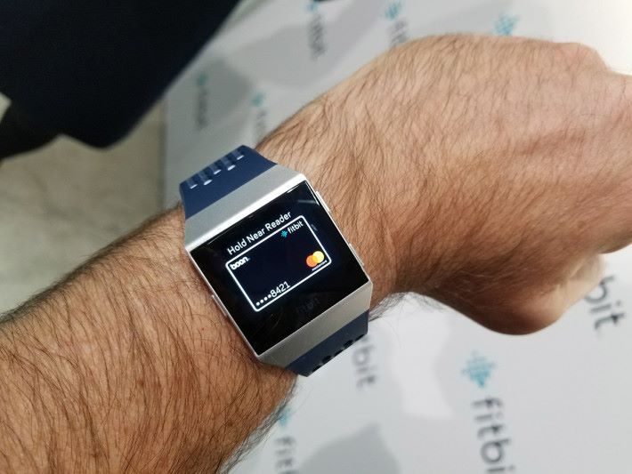 使用 Fitbit Pay 時的情況，與 Apple Watch 內使用 Apple Pay的體驗差不多。