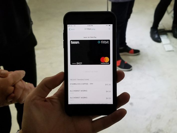 Ionic 支援 Fitbit Pay，內置NFC晶片下，在專屬App內加入信用卡後，即可利用手錶付款。