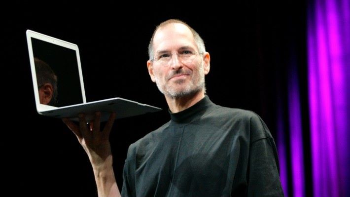 十年前，Steve Jobs 在台上介紹 MacBook Air
