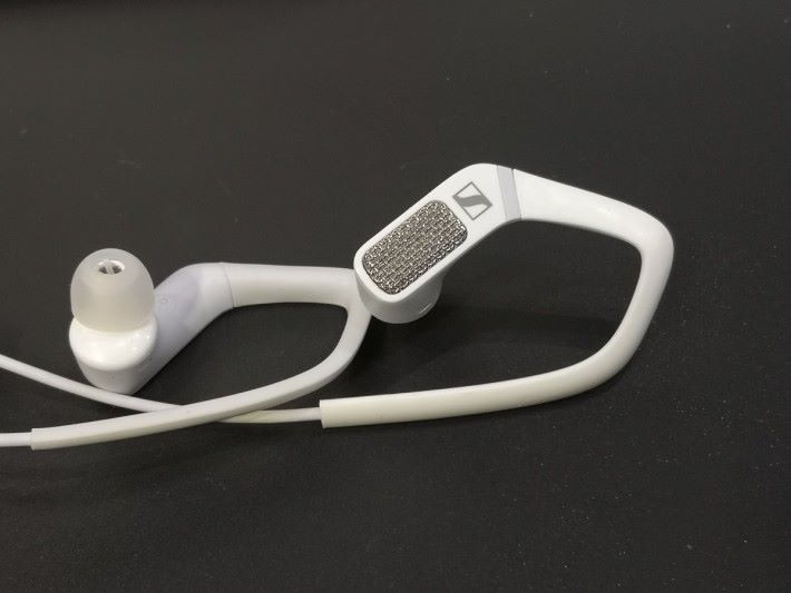 在 AMBEO Smart Headset 的耳機外殻裝有收音咪的金屬外膜。