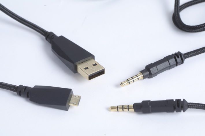 耳機本身提供 USB 線及 3.5mm 專用連接線，方便連接電腦或遊戲主機之用。