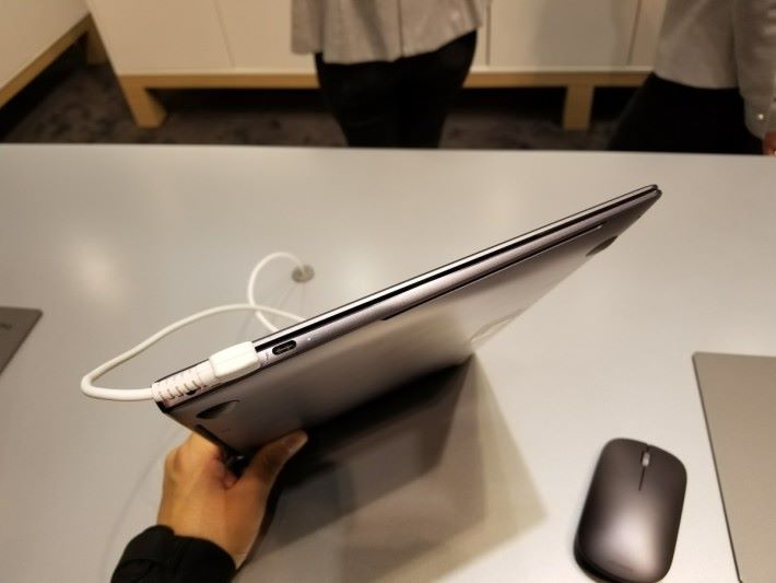 機身比起 Apple MacBook Pro 更薄。
