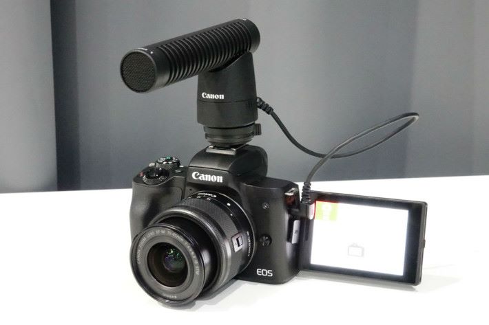 Canon M50 屏幕以側揭式設計，使用收音咪亦無礙顯示。