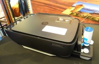 HP Ink Tank Wireless 415 在機身旁設有四個墨水儲存盒，讓用戶輕易補充墨水。