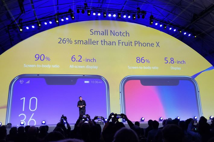 瀏海設計更同 iPhone X 正面比較，相比下面積細 26%。