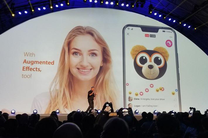 推出 AR Emoji「ZeniMoji」功能，更可用於直播功能上面。