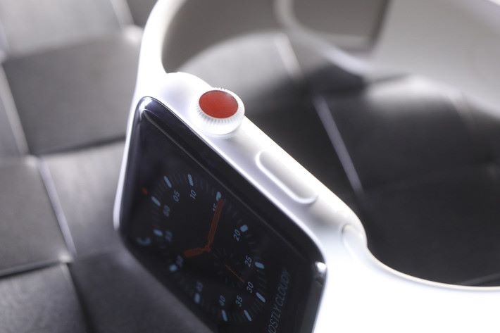Series 3 GPS+Cellular 版錶冠以紅點為記。