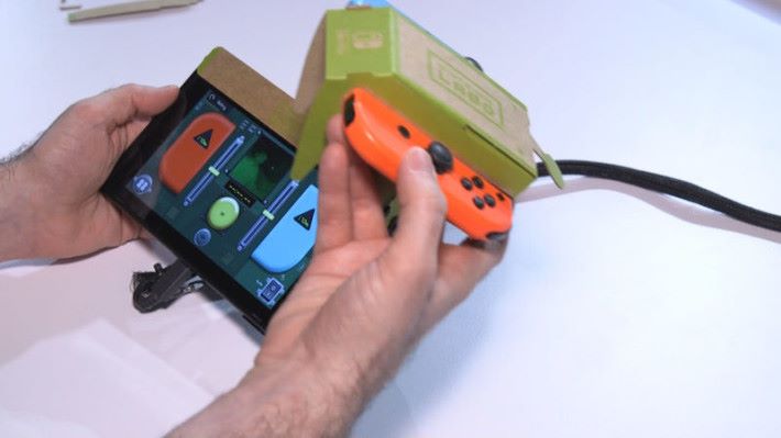 Nintendo Labo 的「遙控車」可透過 Joy-Con 上的 IR 攝影機拍攝影像